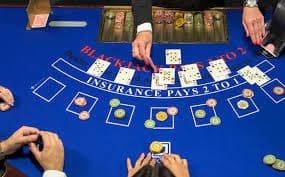Antarmuka aplikasi mobile untar4d menampilkan meja live dealer dan permainan slot